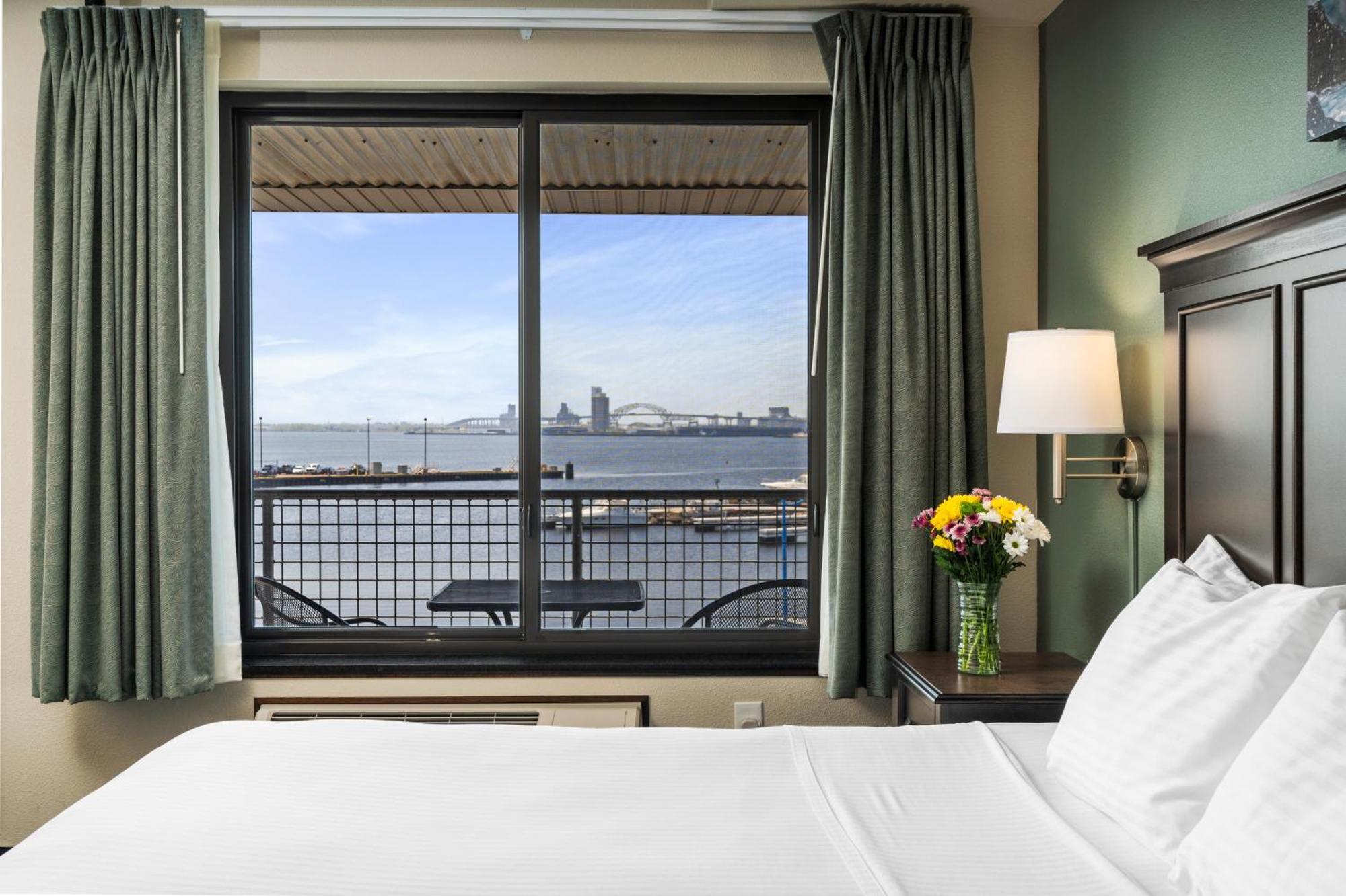 Park Point Marina Inn Дълут Екстериор снимка