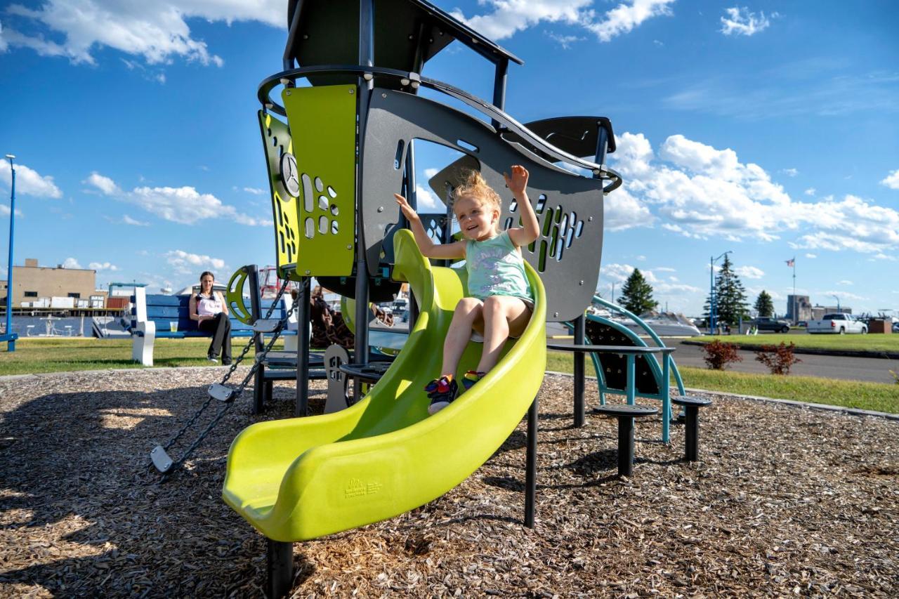 Park Point Marina Inn Дълут Екстериор снимка